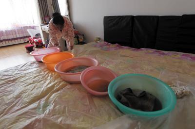 金昌楼上漏水，住户失联，小区没物管，业主维权难！律师来支招……